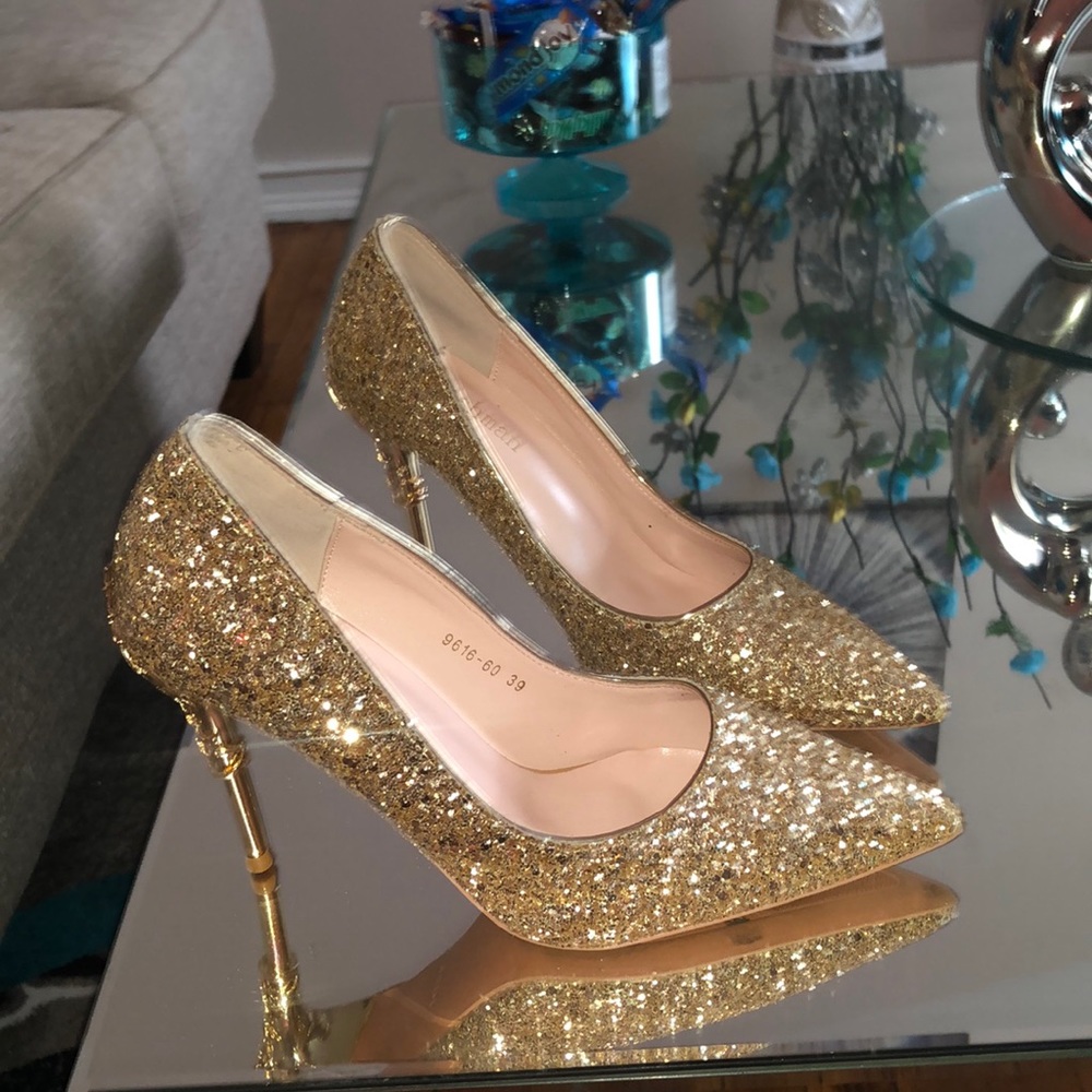 SPARKLING GOLD HEELS SIZE 7.5